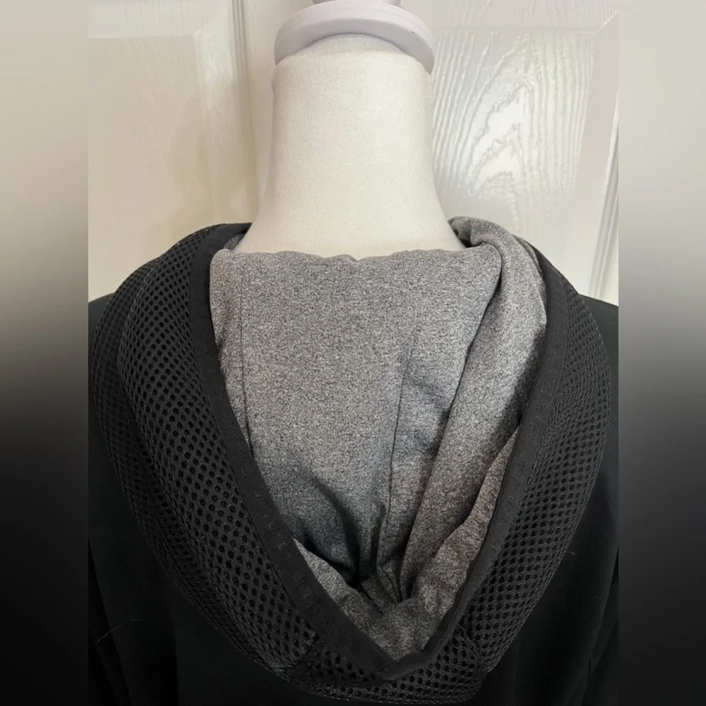 (T) Calvin Klein Black and white hoodie with mesh lining